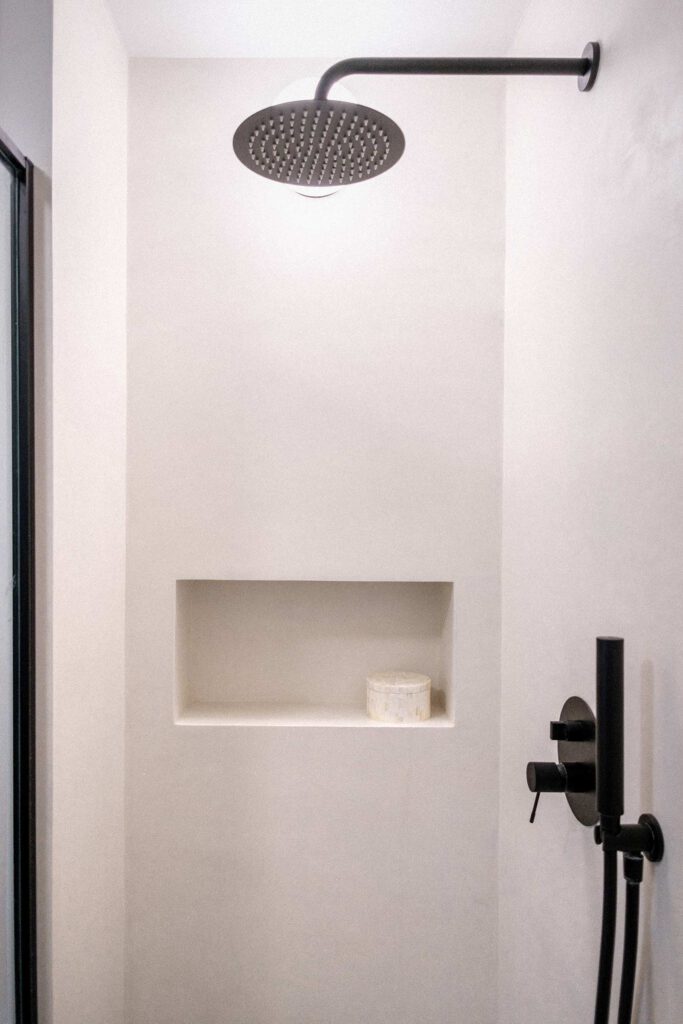 aménagement salle de bain revêtement continu rce béton ciré paris anemoa